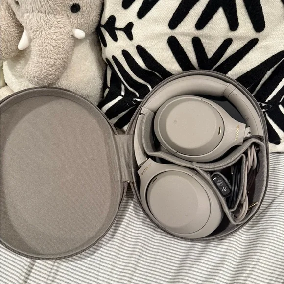 Sony WH1000XM4 in Silver - Picture 4 of 7